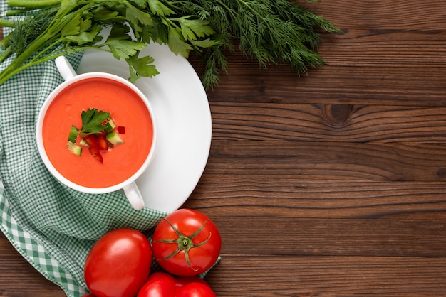 Heerlijke tomatensoep met gazpacho met kruiden en tomaten. Bovenaanzicht. Kopieer ruimte.