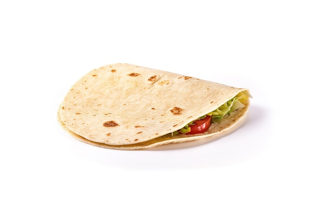 Heerlijke tortilla met vlees en groenten die op witte achtergrond worden geïsoleerd