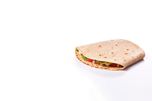 Heerlijke tortilla met vlees en groenten geïsoleerd op een witte achtergrond met kopie ruimte