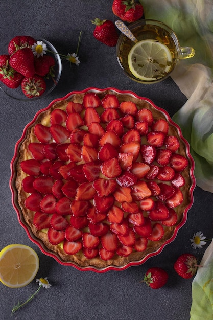 Heerlijke traditionele zelfgemaakte aardbeientaart Crostata op donkergrijze achtergrond Bovenaanzicht