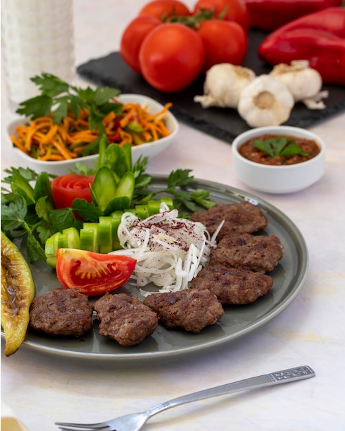 Heerlijke Turkse traditionele kebab-gehaktballetjes op witte plaat Turkish Food Kofte of Kofta-gehaktbal