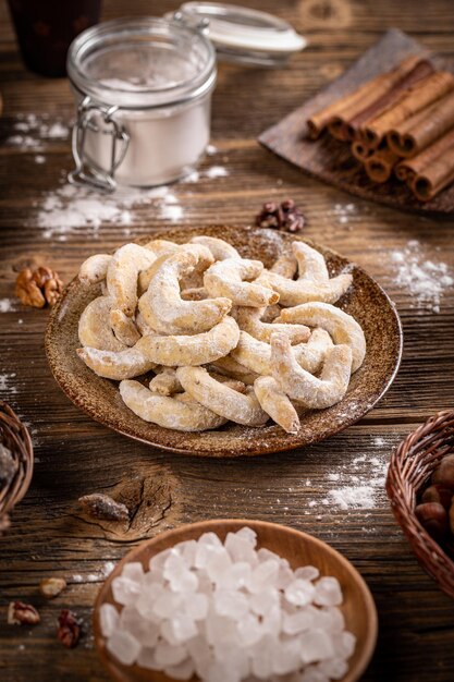 Foto heerlijke vanillebroodjes in de vorm van een halve maan