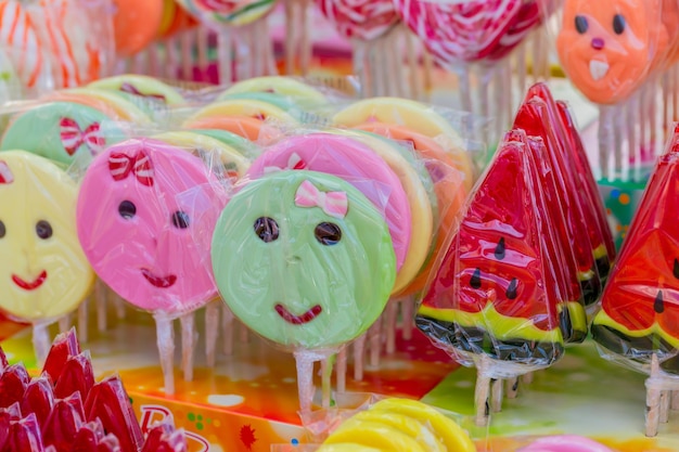 Heerlijke veelkleurige snoeplolly's vooraanzicht close-up