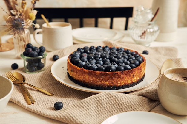 Foto heerlijke vegan yoghurt bosbessencake met salontafel op een witte tafel