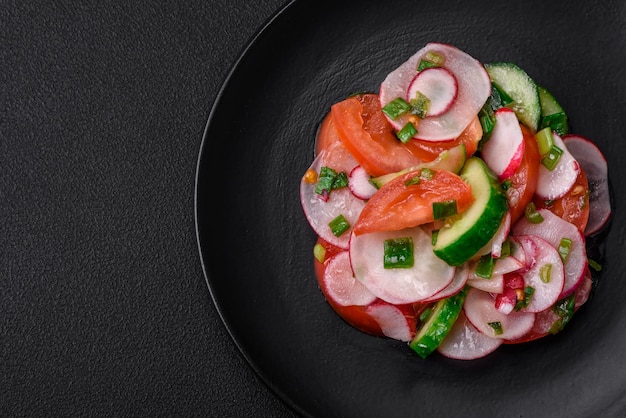 Heerlijke veganistische salade van verse groenten van tomaten, komkommers en radijzen