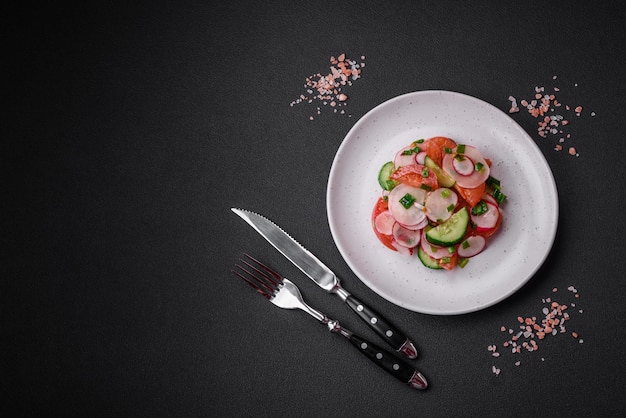 Heerlijke veganistische salade van verse groenten van tomaten, komkommers en radijzen