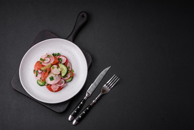 Heerlijke veganistische salade van verse groenten van tomaten, komkommers en radijzen