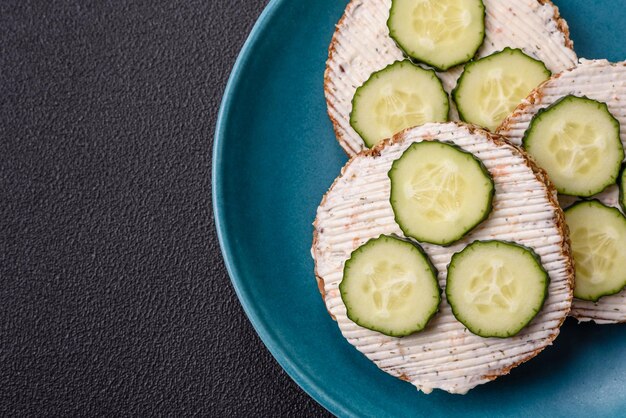 Heerlijke vegetarische boterham met gegrilde toast, roomkaas, komkommers en zaden.