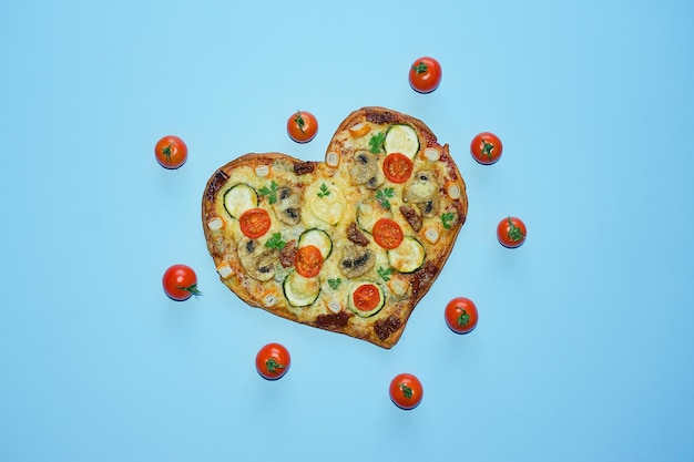 Heerlijke vegetarische hartvormige pizza met tomaten, groenten en kaas voor Valentijnsdag