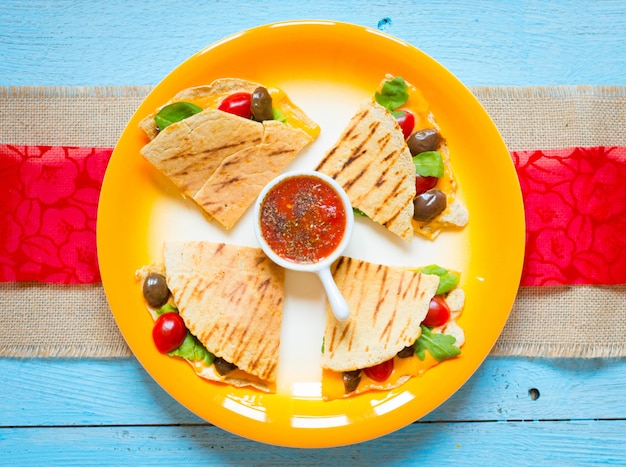 Heerlijke vegetarische quesadillas met tomaten