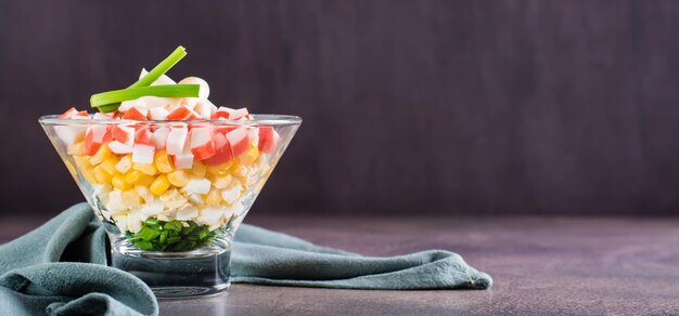 Heerlijke vegetarische salade van krab, eieren, uien en maïs in een schaal.