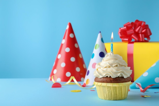 Heerlijke verjaardag cupcake met kaars op lichtblauwe ruimte als achtergrond voor tekst