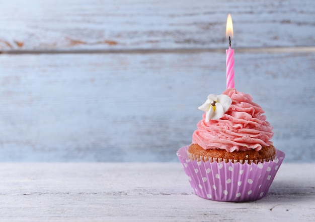 Heerlijke verjaardag cupcake op tafel op houten achtergrond