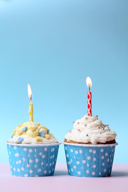 Heerlijke verjaardag cupcake op tafel op lichtblauwe achtergrond