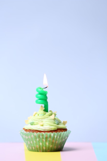 Heerlijke verjaardag cupcake op tafel op lichte achtergrond