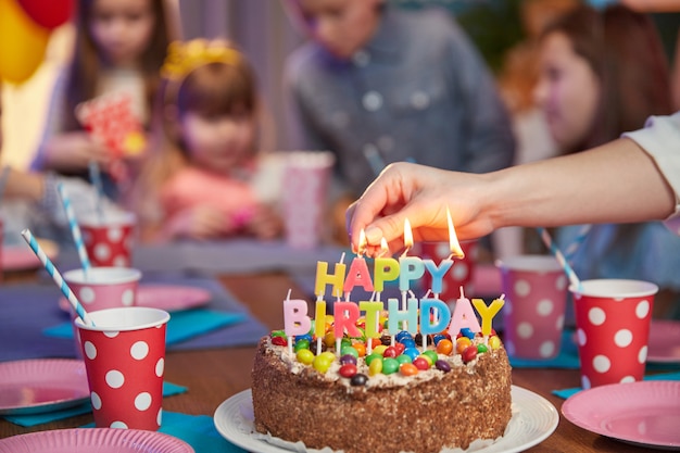 Heerlijke verjaardagstaart met kaarsen op tafel
