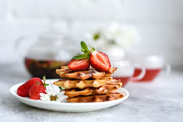 Heerlijke vers gebakken wafels met bessen en fruit