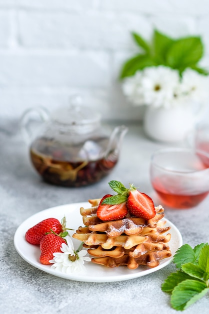 Heerlijke vers gebakken wafels met bessen en fruit