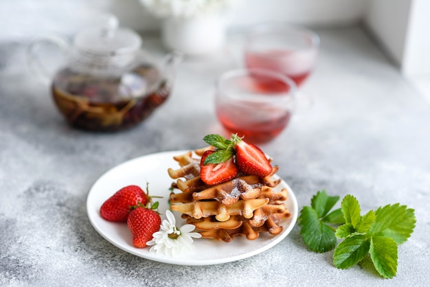 Heerlijke vers gebakken wafels met bessen en fruit