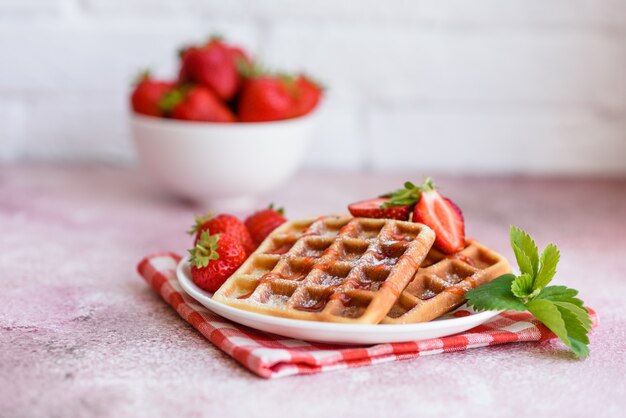 Heerlijke vers gebakken wafels met bessen en fruit