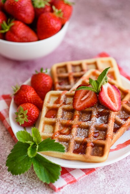 Heerlijke vers gebakken wafels met bessen en fruit