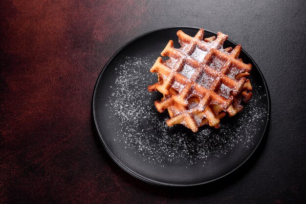 Heerlijke vers gebakken wafels met bessen en fruit