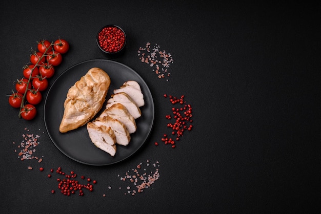 Heerlijke vers gegrilde kipfilet met zoute specerijen en kruiden op een keramisch bord