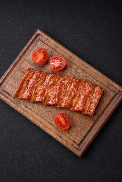 Heerlijke vers gegrilde of gerookte spareribs met zoute specerijen en kruiden