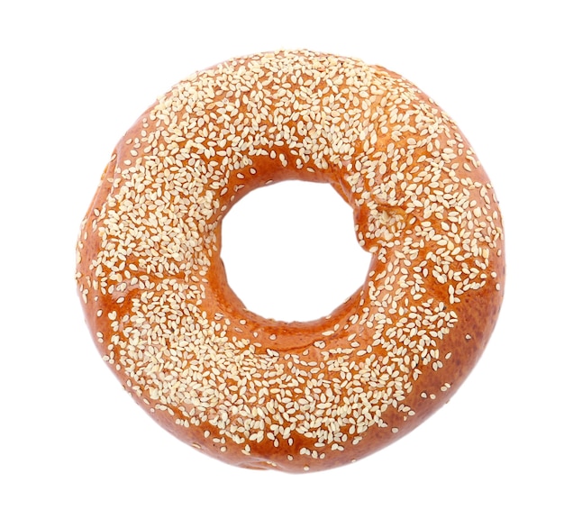 Heerlijke verse bagel met sesamzaadjes geïsoleerd op wit