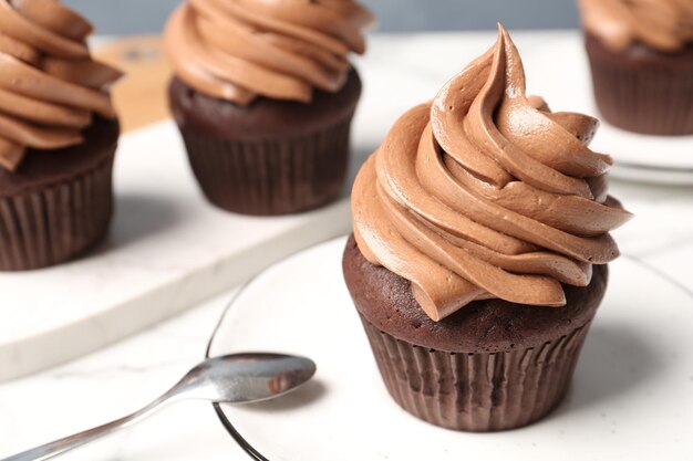 Heerlijke verse chocolade cupcake op tafel close-up