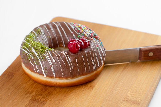 Heerlijke verse chocolade donuts liggend op een houten achtergrond.