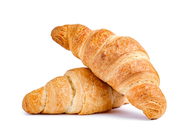 Heerlijke, verse croissants op een witte achtergrond