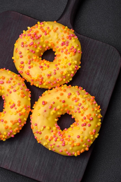 Heerlijke verse donuts in geel glazuur met citroensmaak vulling