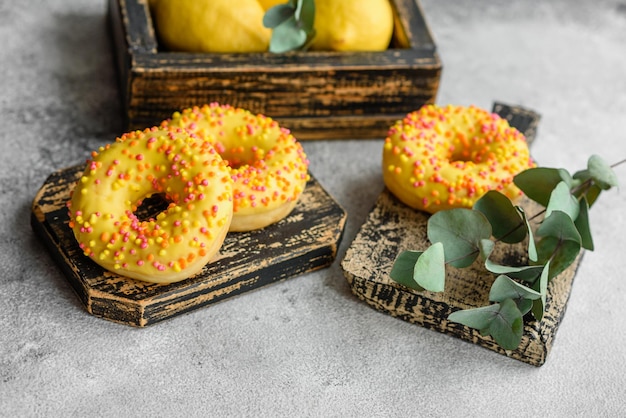 Heerlijke verse donuts in geel glazuur met citroensmaakvulling