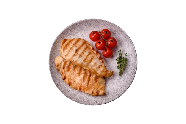 Heerlijke verse gegrilde kippenfilet met specerijen en kruiden.