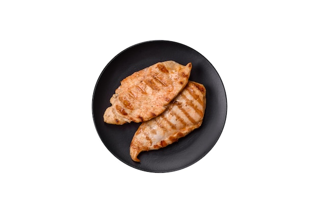 Heerlijke verse gegrilde kippenfilet met specerijen en kruiden.