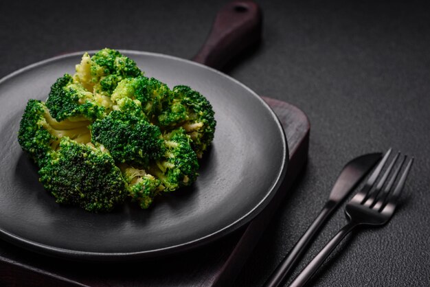 Foto heerlijke verse groene broccoli gestoomd in een keramische plaat op een gestructureerde betonnen achtergrond