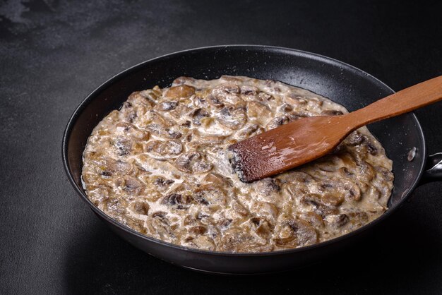 Heerlijke verse jonge champignons in plakjes gesneden in romige saus