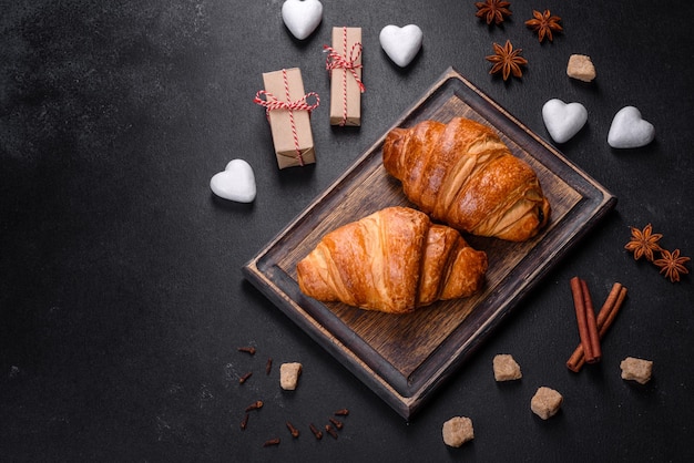 Heerlijke verse knapperige croissants op een donkere betonnen ondergrond. Lekker ontbijt