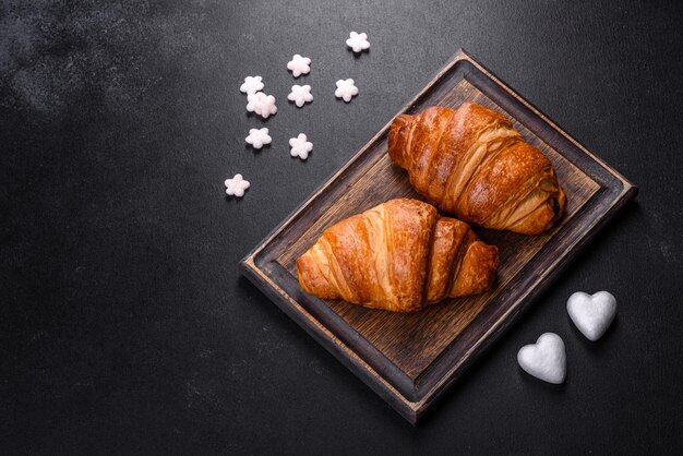 Heerlijke verse knapperige croissants op een donkere betonnen ondergrond. Lekker ontbijt