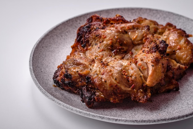 Heerlijke verse, knapperige kip op de grill met zout en kruiden.