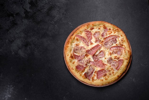 Heerlijke verse krokante pizza uit de oven met ham, kaas en basilicum. Italiaanse keuken