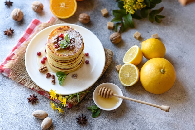 Heerlijke verse mooie pannenkoeken met citrus honing en jam. Heerlijk warm ontbijt met pannenkoeken met fruit en bessen