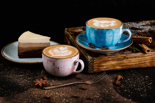 Heerlijke verse ochtend cappuccino koffie in een keramische blauwe beker op zwart