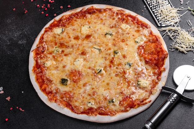 Heerlijke verse oven gekookte pizza vier kazen op gezellige restaurant tafel