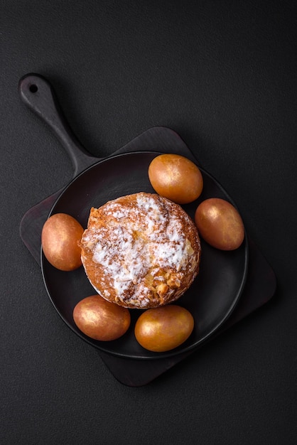 Heerlijke verse paascake met fruit en rozijnen