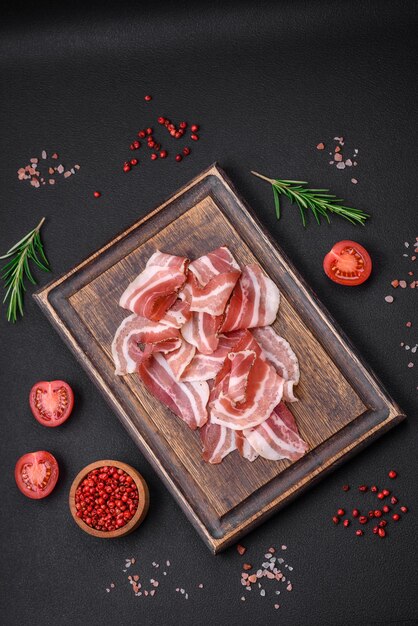 Heerlijke verse pancetta met zout en kruiden in dunne plakjes gesneden