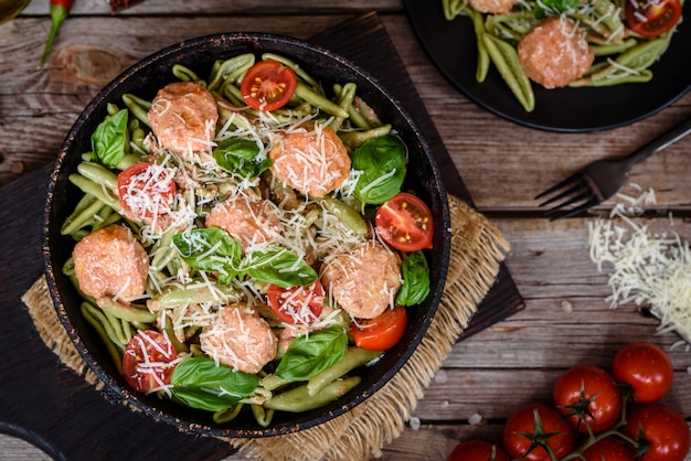 Heerlijke verse pasta met gehaktballetjes en tomaten