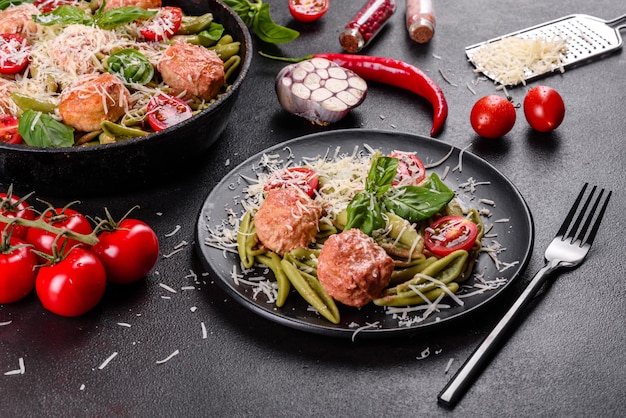 Heerlijke verse pasta met gehaktballetjes, saus, kerstomaatjes en basilicum