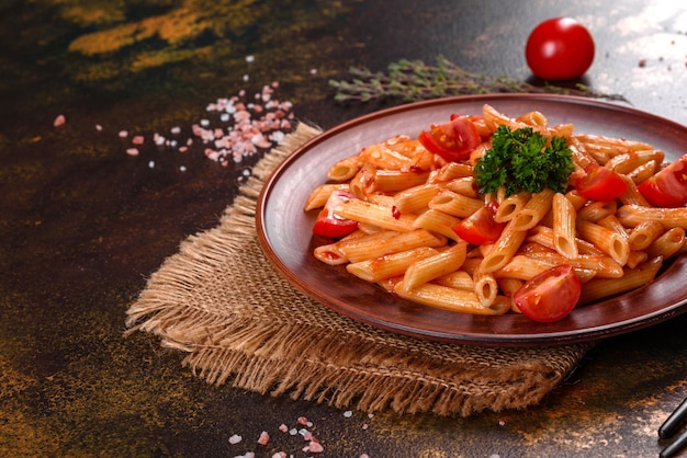 Heerlijke verse pasta met tomatensaus met specerijen en kruiden. Mediterrane keuken